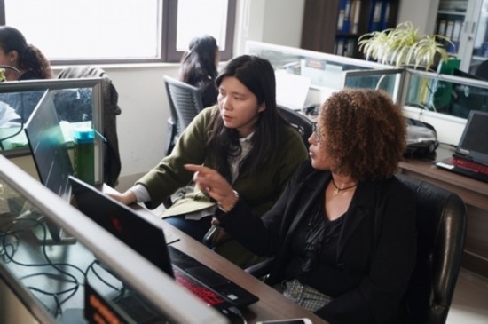 梅德哈妮（右）與中國(guó)同事討論設(shè)計(jì)方案。受訪對(duì)象供圖