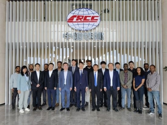 中國(guó)土木福州設(shè)計(jì)院埃塞分院團(tuán)隊(duì)合影。受訪對(duì)象供圖