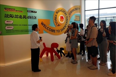 記者團在輝山英才社區(qū)采訪。北京外國語大學 許青攝