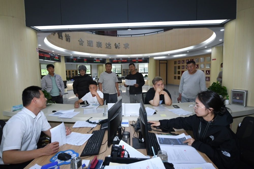 浙江省安吉縣社會治理中心工作人員在處理群眾信訪訴求（5月8日攝）。新華社記者 翁忻旸 攝