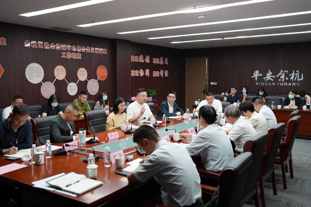 浙江省信訪局領導和相關領導組成的下訪團在杭州市余杭區(qū)社會治理中心接受群眾上訪（5月25日攝）。新華社記者 翁忻旸 攝