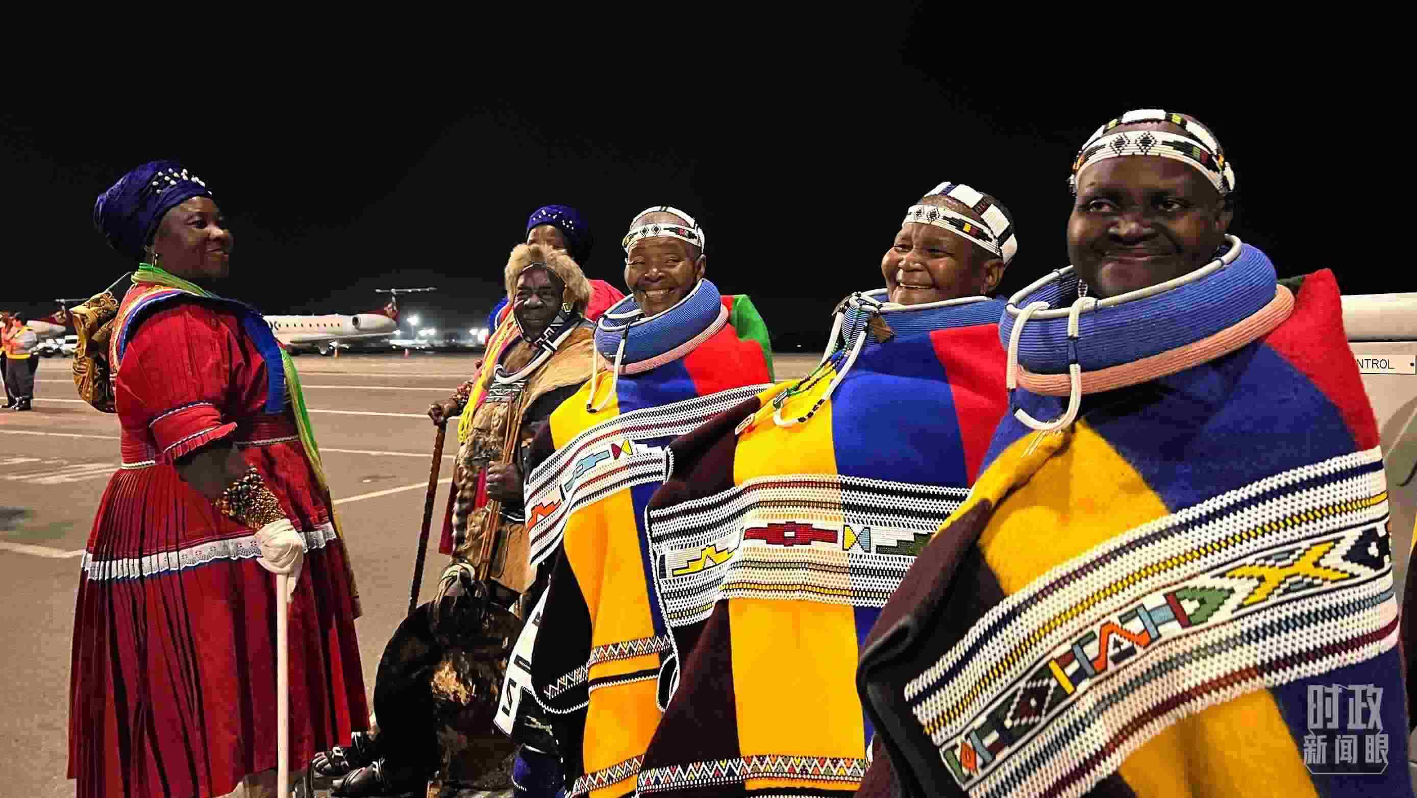 △身穿民族服裝的當(dāng)?shù)孛癖?。（總臺(tái)央視記者程鋮拍攝）