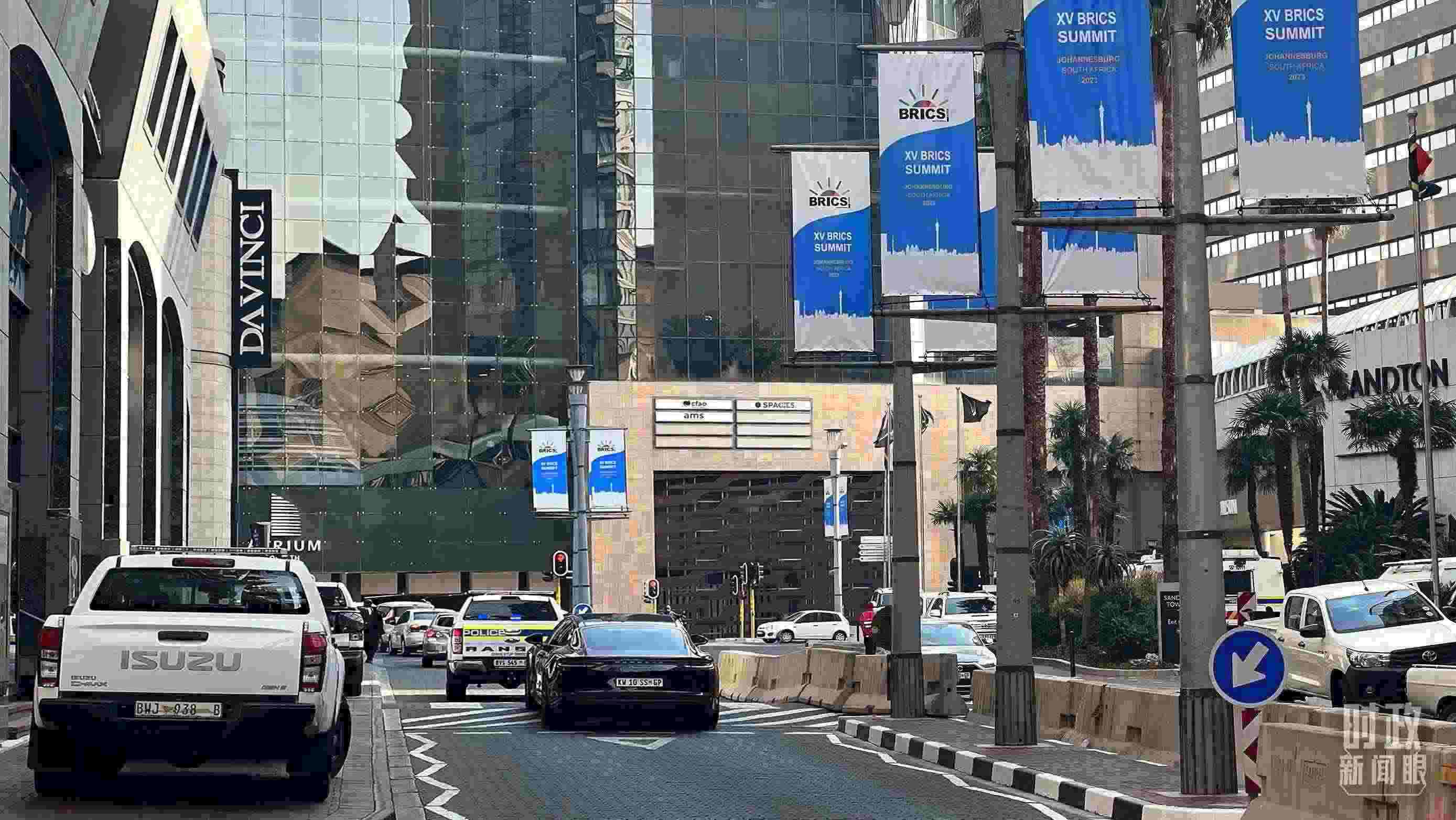 △約翰內(nèi)斯堡，街頭懸掛金磚峰會(huì)條幅。（總臺(tái)央視記者韓銳拍攝）