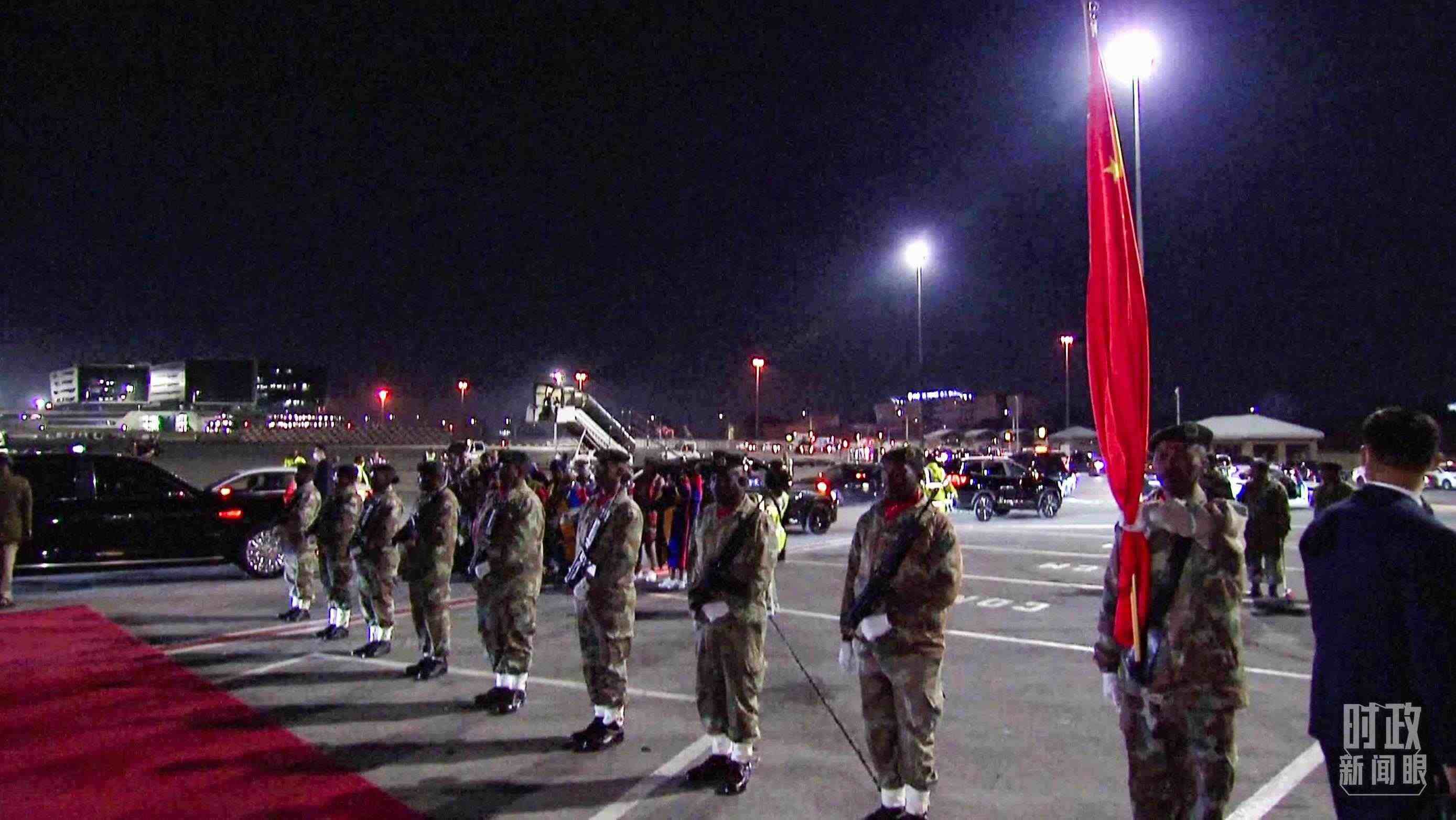 △機(jī)場(chǎng)現(xiàn)場(chǎng)的禮兵。