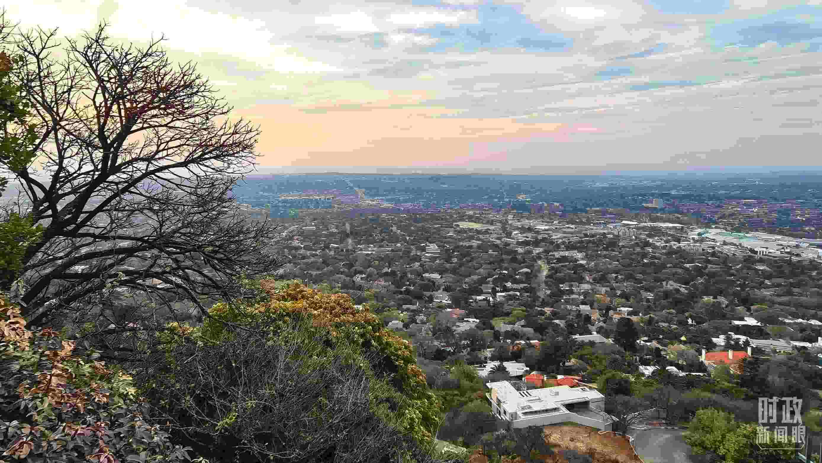 △ 俯瞰南非約翰內(nèi)斯堡。（總臺(tái)央視記者韓銳拍攝）