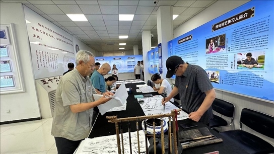 臨潢家園社區(qū)居民在書法練習(xí)室練習(xí)書法。人民網(wǎng)記者 金洪花攝