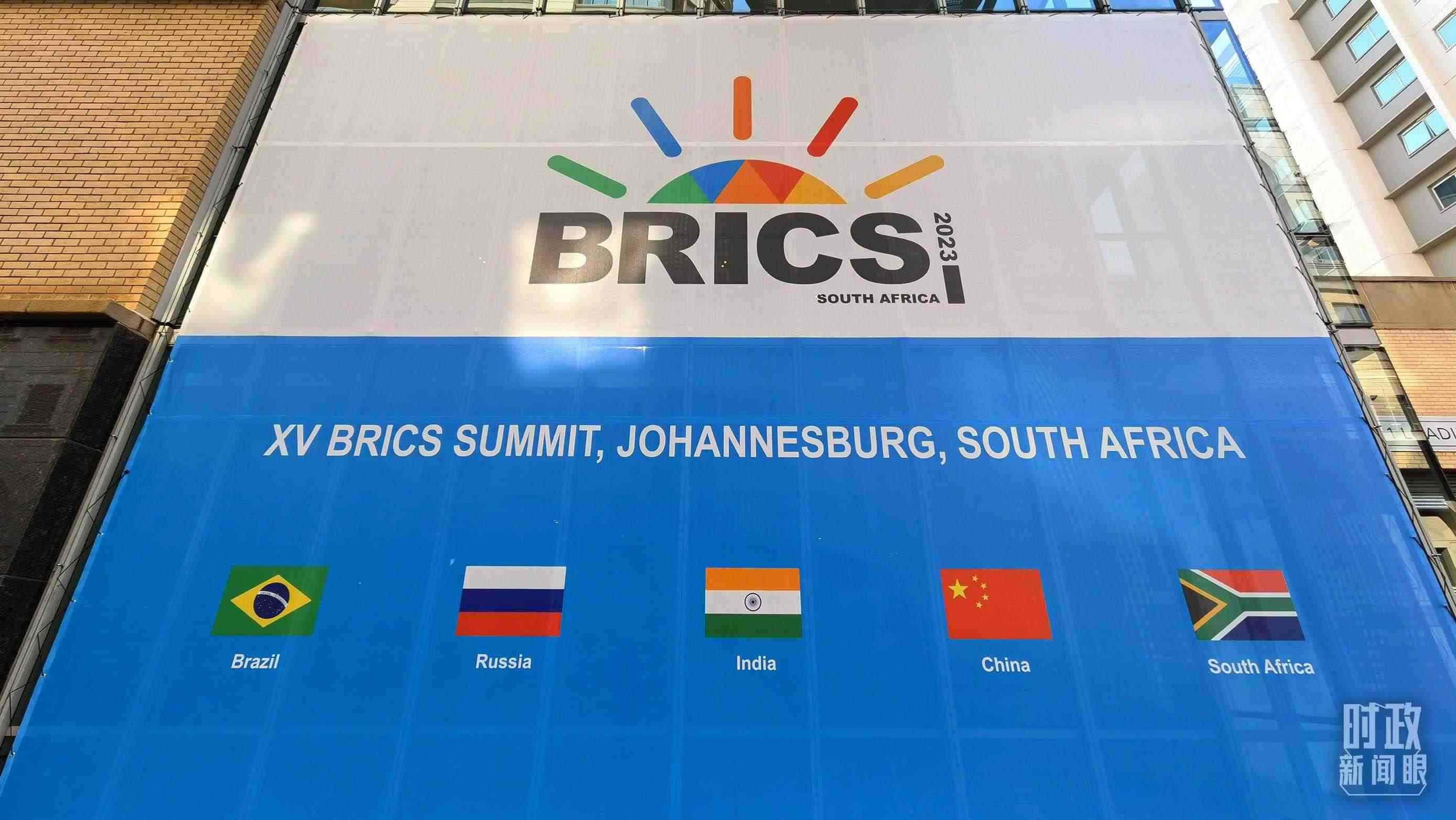 △約翰內(nèi)斯堡，金磚峰會(huì)海報(bào)。（總臺(tái)央視記者韓銳拍攝）