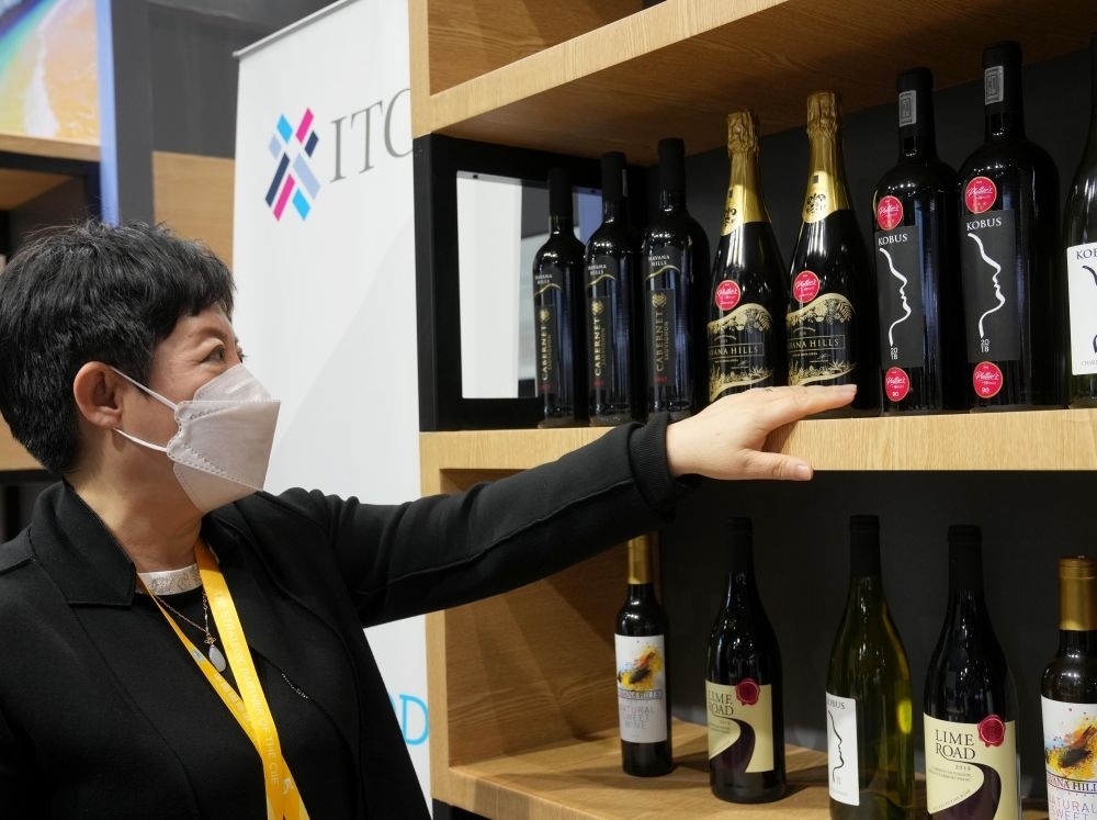 這是在中國上海舉行的第五屆進(jìn)博會(huì)上拍攝的來自南非的葡萄酒（2022年11月7日攝）。