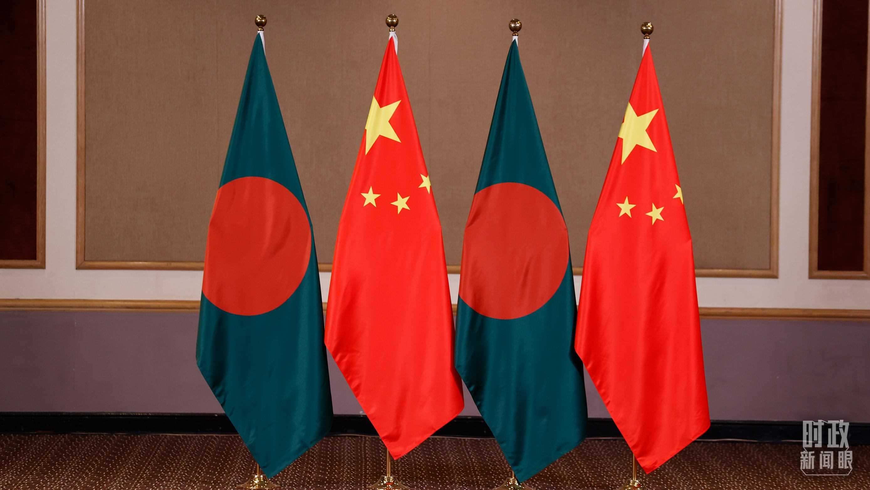 △會(huì)見現(xiàn)場(chǎng)的中孟兩國(guó)國(guó)旗。（總臺(tái)央視記者耿小龍拍攝）