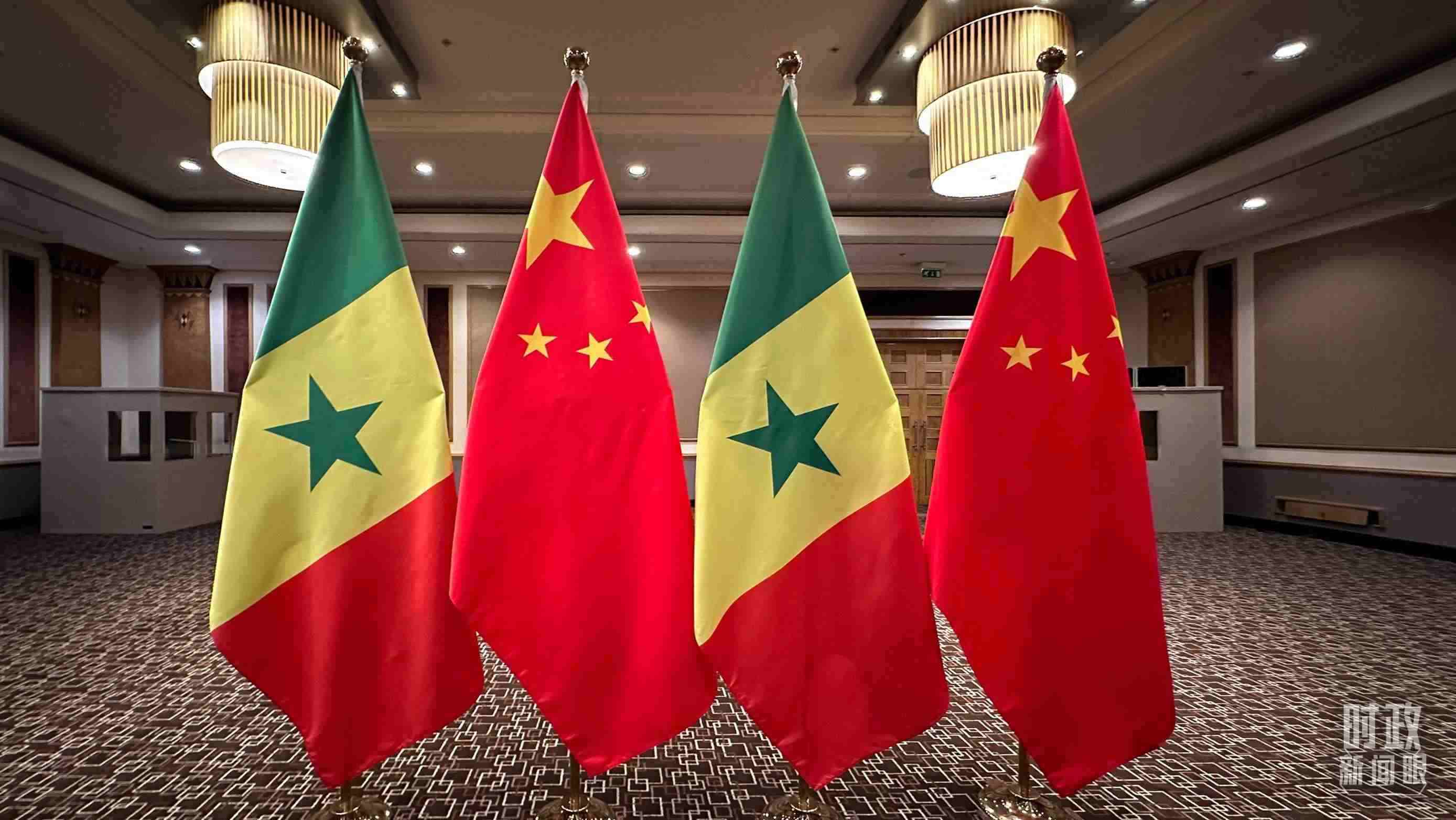 △會(huì)見現(xiàn)場(chǎng)的中塞兩國(guó)國(guó)旗。（總臺(tái)央視記者盧心雨拍攝）