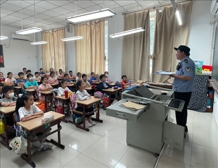 趙超剛在呼家樓中心小學(xué)為學(xué)生們講法治課。受訪者供圖