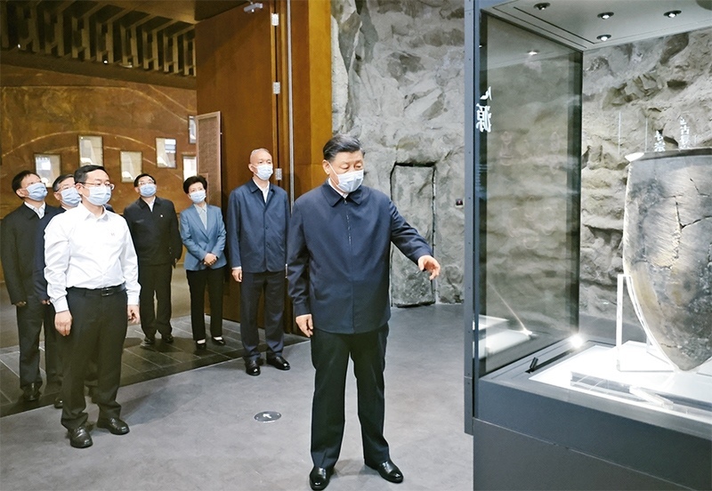 2023年6月2日，中共中央總書記、國家主席、中央軍委主席習(xí)近平在北京出席文化傳承發(fā)展座談會并發(fā)表重要講話。這是座談會前，習(xí)近平2日下午在中國歷史研究院考察。 新華社記者 鞠鵬/攝