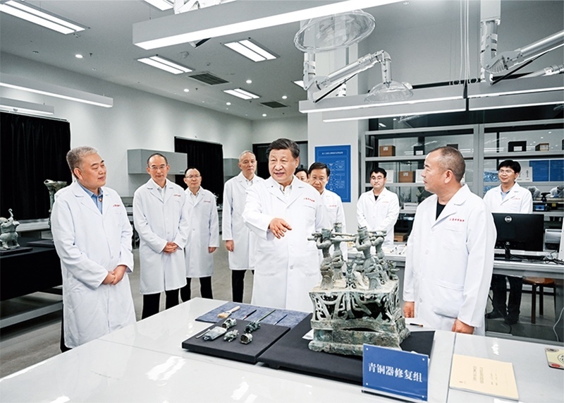 2023年7月25日至27日，中共中央總書記、國家主席、中央軍委主席習(xí)近平在四川考察。這是26日下午，習(xí)近平在位于德陽市廣漢市的三星堆博物館文物保護(hù)與修復(fù)館，同現(xiàn)場工作人員親切交流。 新華社記者 謝環(huán)馳/攝