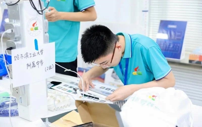 △今年7月，“逐夢蒼穹”科技主題教育活動在北京市八一學校舉辦。來自全國各地的百余名師生，在動手實踐中學習航天知識、提高創(chuàng)新能力。