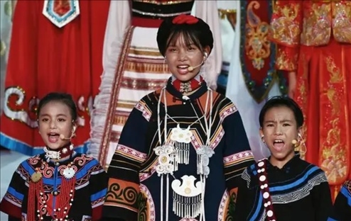 △今年7月，在成都大運會開幕式上，從大山深處走來的孩子們，自信地站在舞臺中央，以歌聲表達對未來的憧憬。