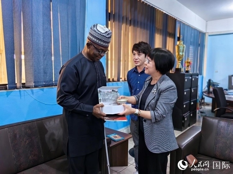 人民網(wǎng)監(jiān)事會主席唐維紅（右一）帶隊訪問尼日利亞通訊社，與該社總裁布克·龐勒（左一）交流。人民網(wǎng)記者 陳星星攝