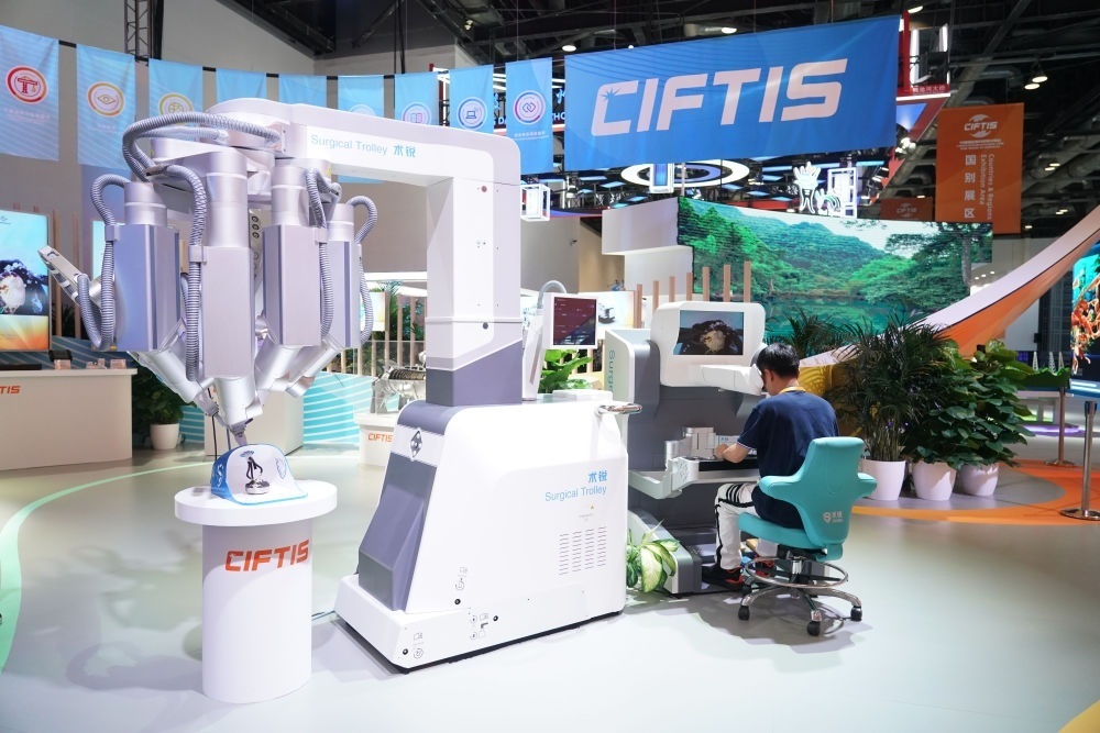 這是9月1日在國家會議中心拍攝的一款單孔腔鏡手術(shù)機(jī)器人。新華社記者 任超 攝