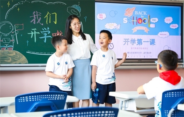 8月30日，雄安史家胡同小學(xué)學(xué)生體驗學(xué)校生活。