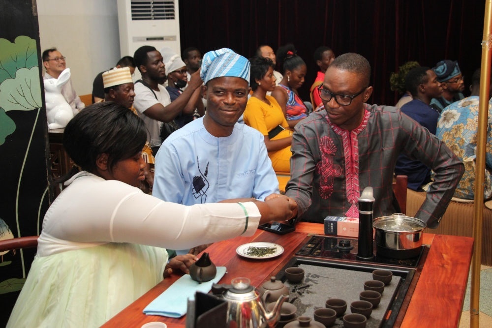 人們在貝寧科托努貝寧中國文化中心“茶和天下·雅集——青島有禮”文化交流活動(dòng)上品茶。