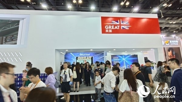 9月3日，英國(guó)館吸引參展觀眾駐足。人民網(wǎng)記者 趙雯博攝