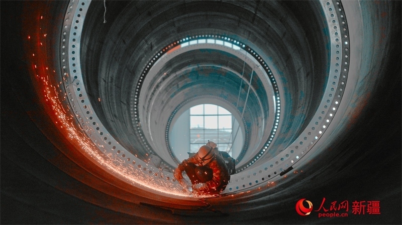 中國(guó)水利水電四局（塔城）裝備制造基地，工人們正在開(kāi)展作業(yè)。 人民網(wǎng) 李欣洋攝