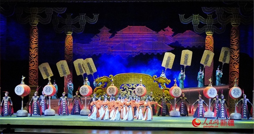 第六屆中國(guó)新疆國(guó)際民族舞蹈節(jié)開(kāi)幕式上演出的歷史題材舞劇《張騫》。 人民網(wǎng) 李欣洋攝