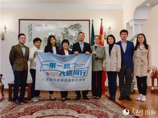 胡長春大使、駐非盟使團工作人員與人民網(wǎng)記者合影。