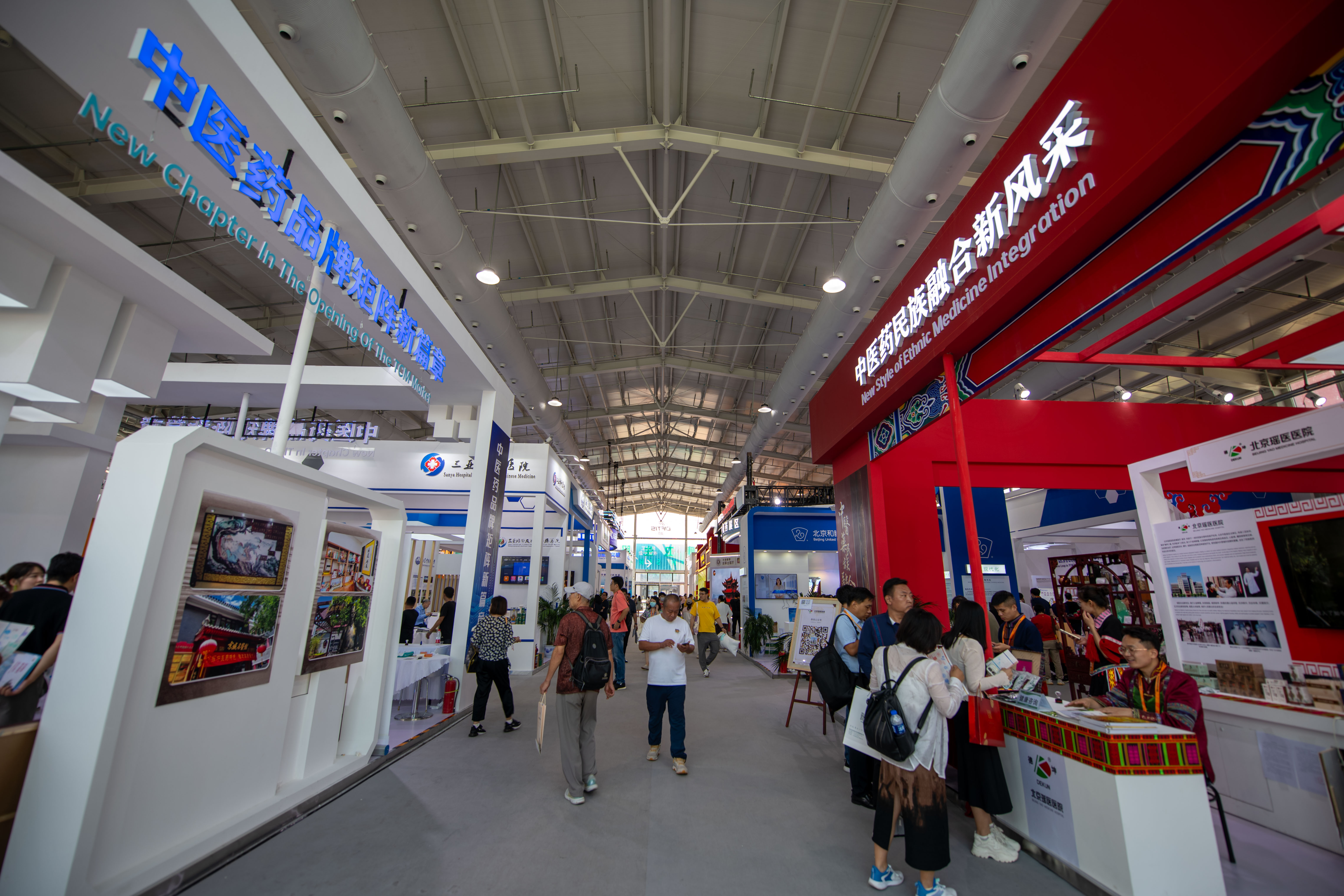 在位于首鋼園的健康衛(wèi)生服務展區(qū)，觀眾正在參觀。人民網(wǎng)記者 翁奇羽攝