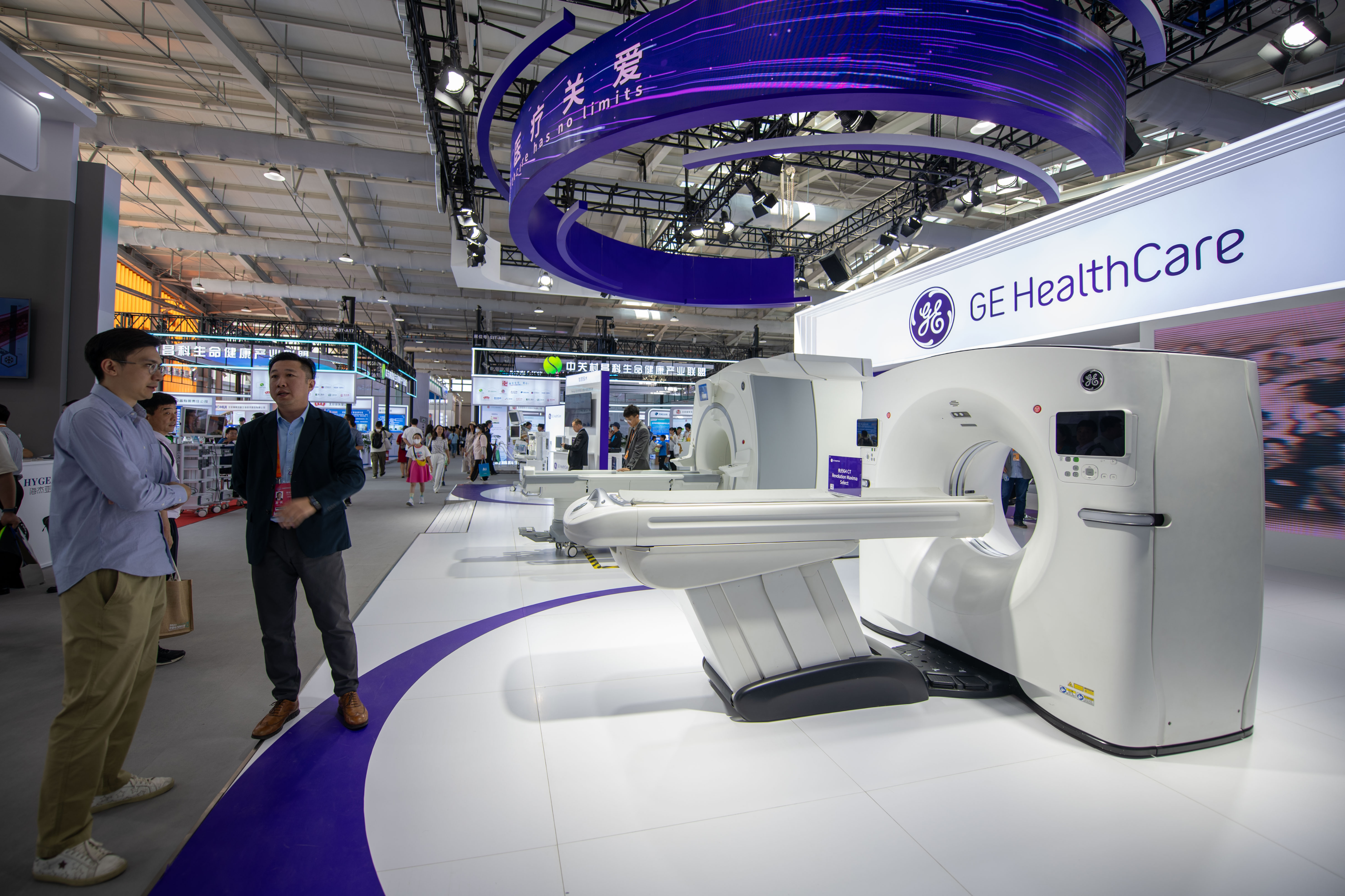 9月3日，在位于首鋼園的健康衛(wèi)生服務展區(qū)，觀眾正在參觀GE展臺。人民網(wǎng)記者 翁奇羽攝