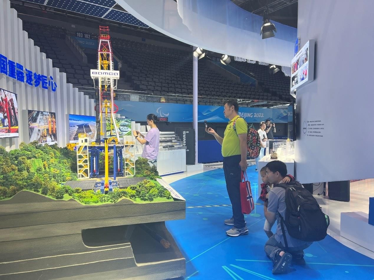 觀展群眾在國家體育館環(huán)境服務(wù)展區(qū)。人民網(wǎng) 歐陽易佳攝