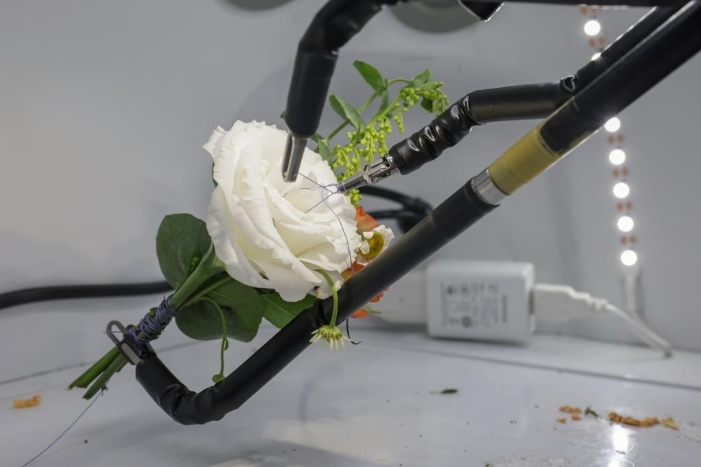 9月4日，在服貿(mào)會首鋼園區(qū)北京友誼醫(yī)院展臺，圖邁單臂腔鏡手術(shù)機器人用手術(shù)線打結(jié)。新華社記者 張玉薇 攝