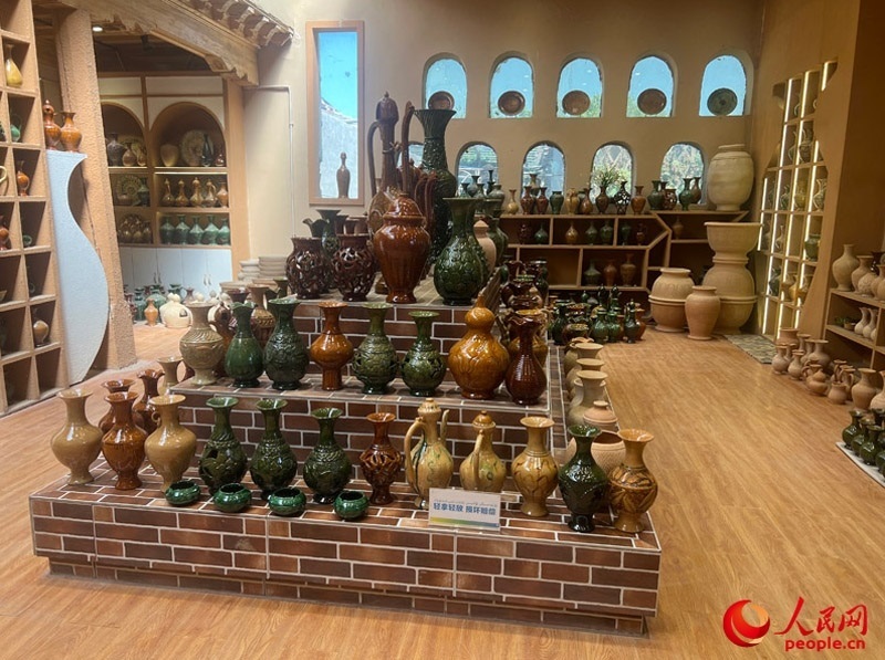 土陶展覽館內(nèi)展示的精美土陶制品。人民網(wǎng)記者 常雪梅攝