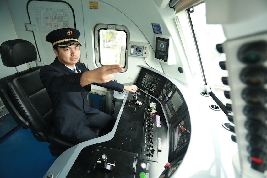 發(fā)車前，仲俊斕確認儀表、指示燈狀態(tài)正常。成都機務段供圖