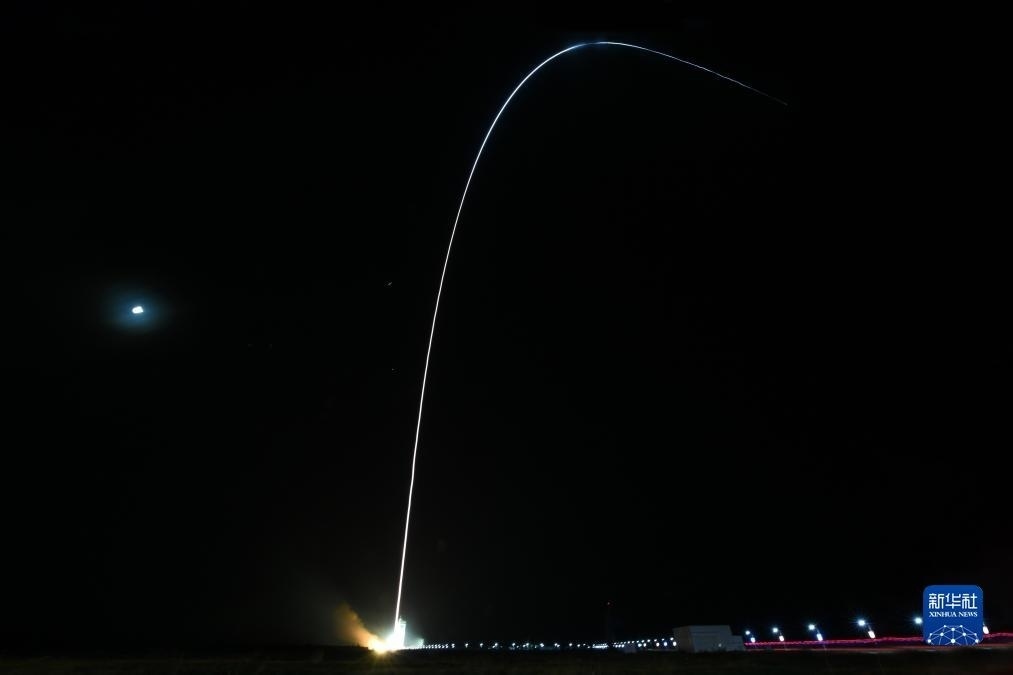 9月7日02時(shí)14分，我國(guó)在酒泉衛(wèi)星發(fā)射中心使用長(zhǎng)征四號(hào)丙運(yùn)載火箭，成功將遙感三十三號(hào)03星發(fā)射升空，衛(wèi)星順利進(jìn)入預(yù)定軌道，發(fā)射任務(wù)獲得圓滿成功。新華社發(fā)（汪江波 攝）