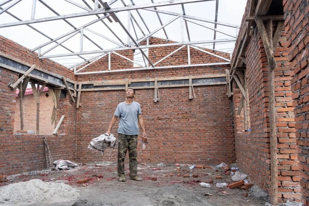 近日，在黑龍江省尚志市老街基鄉(xiāng)基豐村，村民劉環(huán)茂查看新建的房屋。新華社記者 謝劍飛 攝