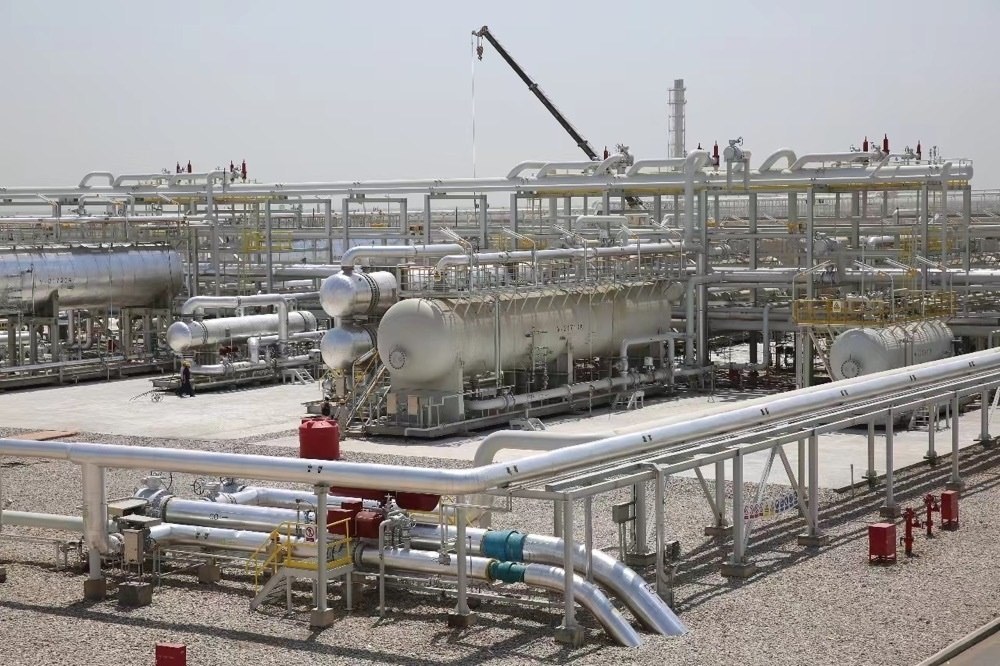 圖為位于伊拉克米桑省阿瑪拉市，由中國(guó)石油、道達(dá)爾、馬來(lái)西亞石油合資建設(shè)的哈法亞油田油氣處理站。中國(guó)石油哈法亞公司/供圖