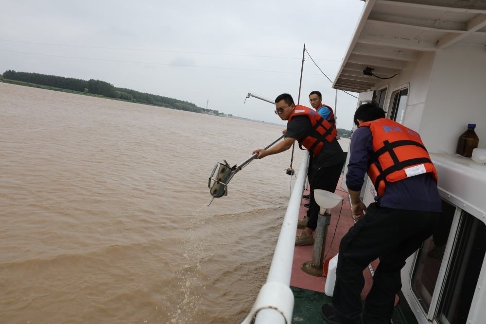 2023年6月29日，調(diào)水調(diào)沙期間，黃河下游利津水文站工作人員在進行取沙作業(yè)。新華社記者 劉詩平 攝