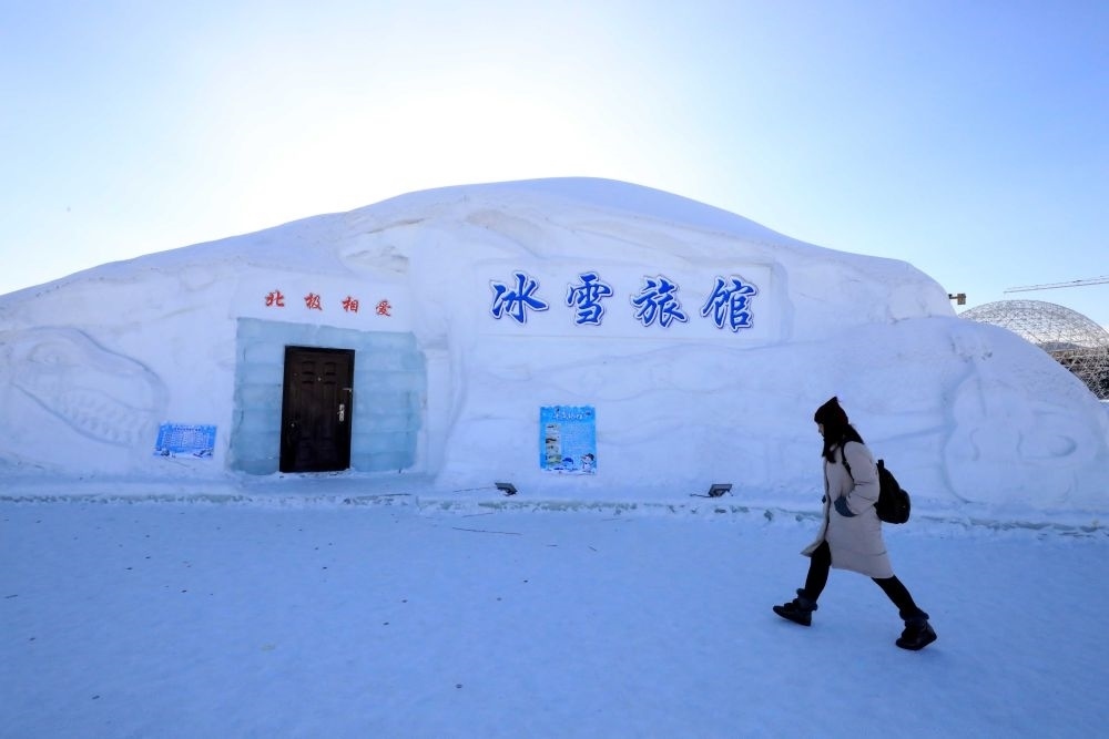 游客從北極村冰雪旅館的一個房間前走過（2018年1月31日攝）。