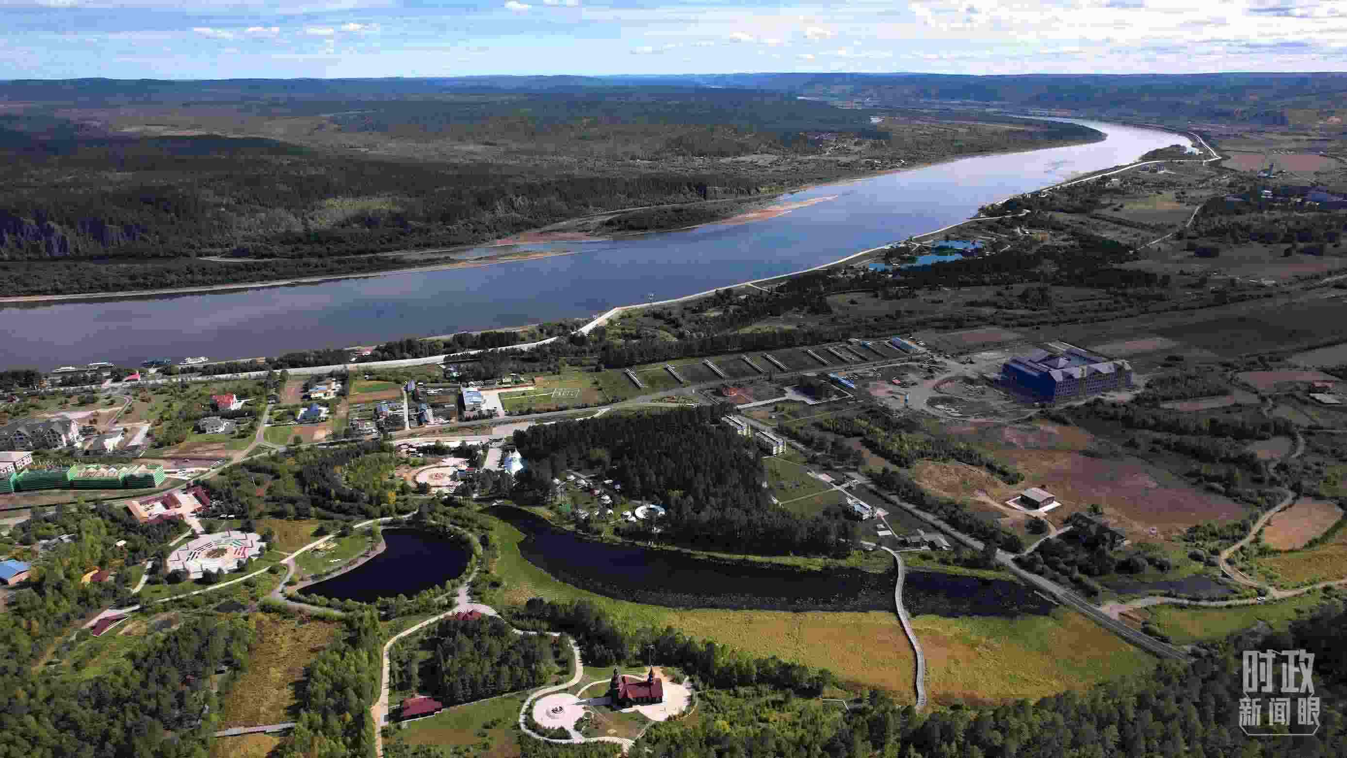△北極村北邊是中俄界江黑龍江。（總臺(tái)國(guó)廣記者李晉拍攝）