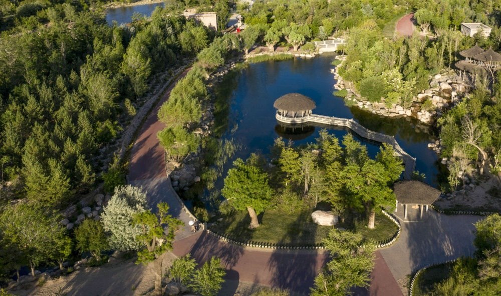 坐落在寧夏銀川市賀蘭山腳下的賀蘭山運動休閑公園（2021年5月27日攝，無人機照片）。這里曾是一片砂石采礦塌陷區(qū)，當(dāng)?shù)赝ㄟ^植被景觀再造、水系建設(shè)、現(xiàn)代管網(wǎng)鋪建等手段，重新利用廢石、廢坑及各類廢棄建筑材料，把這里變成一座免費開放的主題公園。新華社記者 馮開華 攝