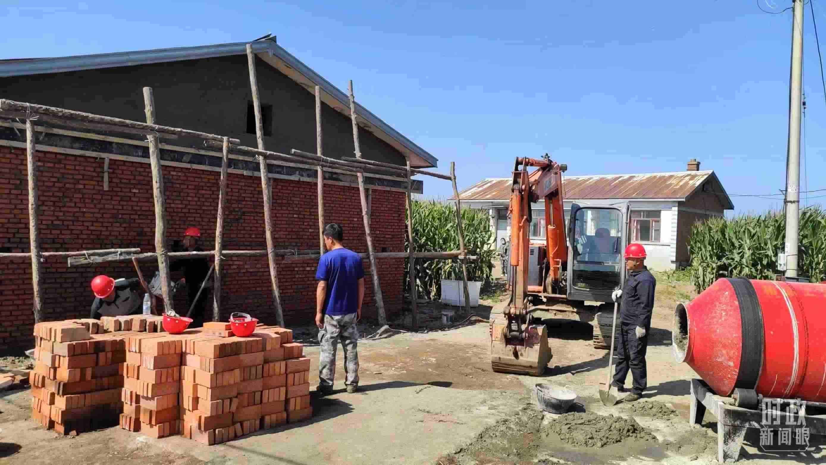 △村民正在修繕被損的房屋。（總臺(tái)央視記者薛冠南拍攝）