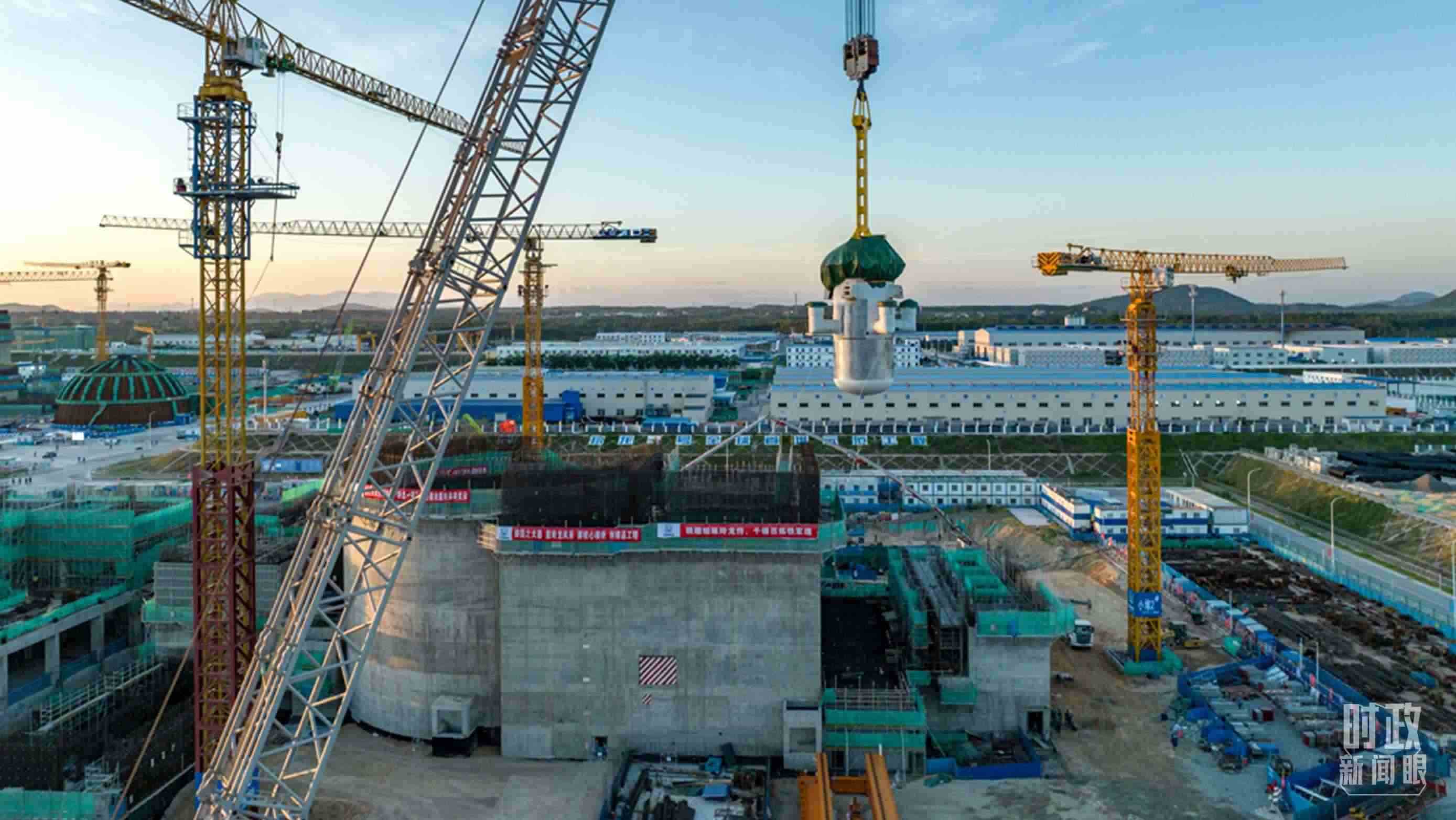 △8月10日，由中國(guó)第一重型機(jī)械股份公司承制的玲龍一號(hào)反應(yīng)堆核心模塊“玲龍之心”成功吊裝。（圖/國(guó)務(wù)院國(guó)資委網(wǎng)站）