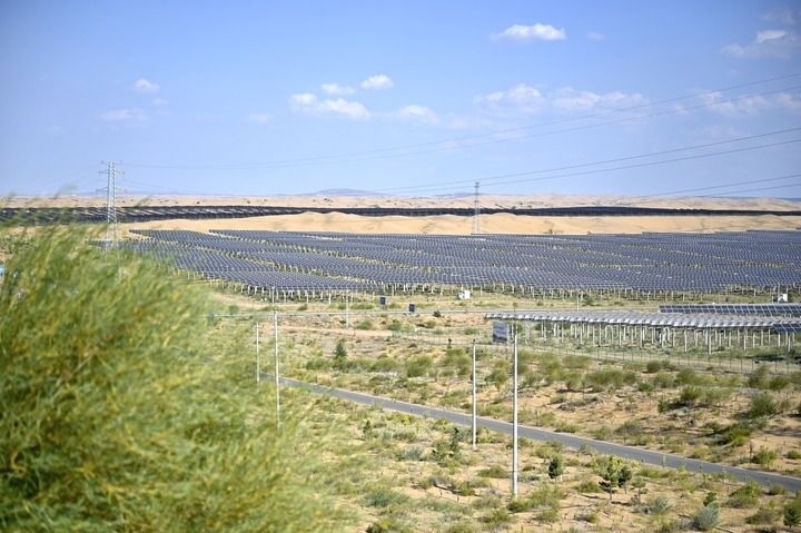 這是2023年8月24日拍攝的內(nèi)蒙古鄂爾多斯市達拉特光伏基地。新華社記者 賀書琛 攝