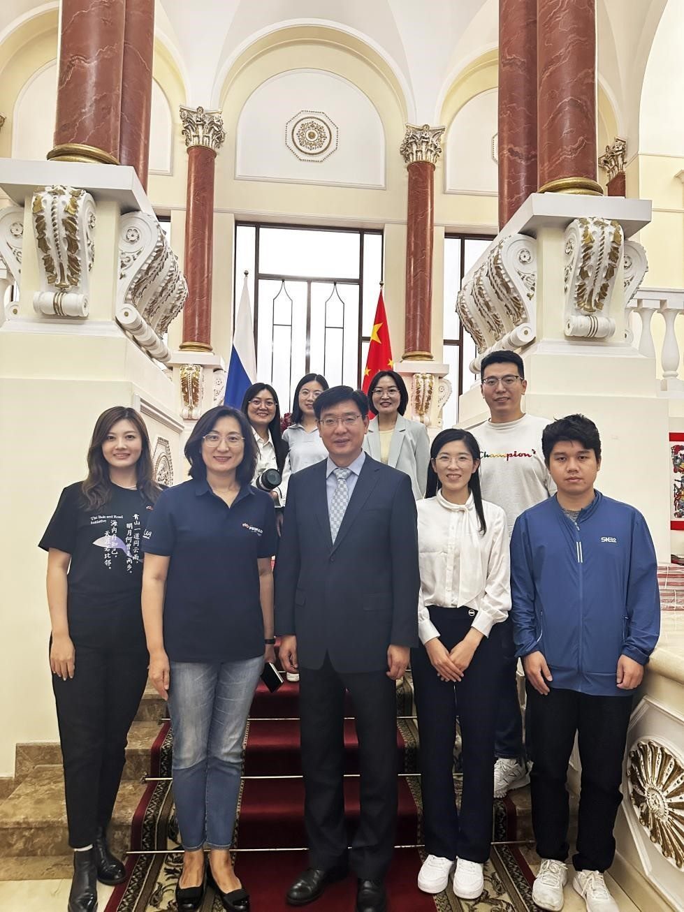 中國駐俄羅斯大使館公使銜文化參贊、莫斯科中國文化中心主任封立濤（前排中）與人民網(wǎng)記者合影。