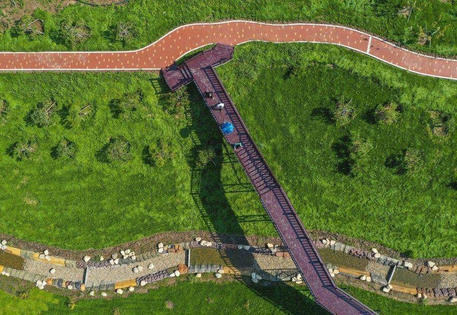 △游人在吉林長春市九臺區(qū)清水村千畝苗木花卉休閑旅游觀光產(chǎn)業(yè)園區(qū)參觀游覽。