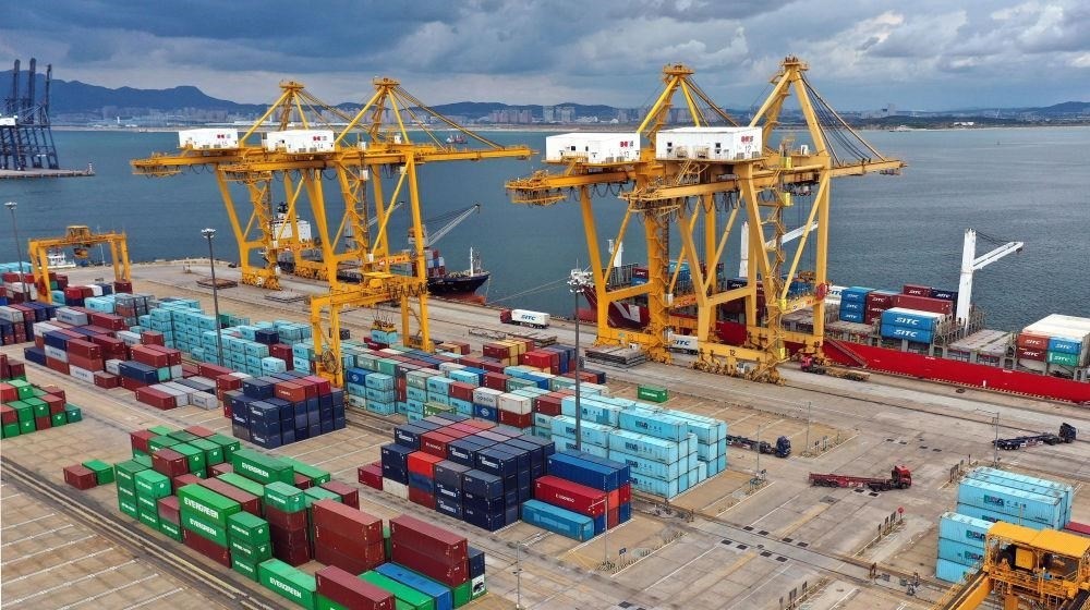 △在遼寧大連市遼寧港口集團(tuán)大連港集裝箱碼頭，貨輪在裝卸集裝箱。