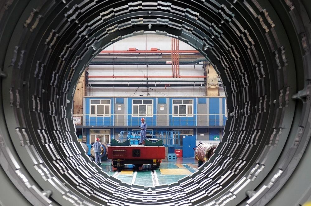 △2023年8月31日，工人在哈電集團(tuán)哈爾濱電機(jī)廠有限責(zé)任公司的水電分廠重型車間作業(yè)。