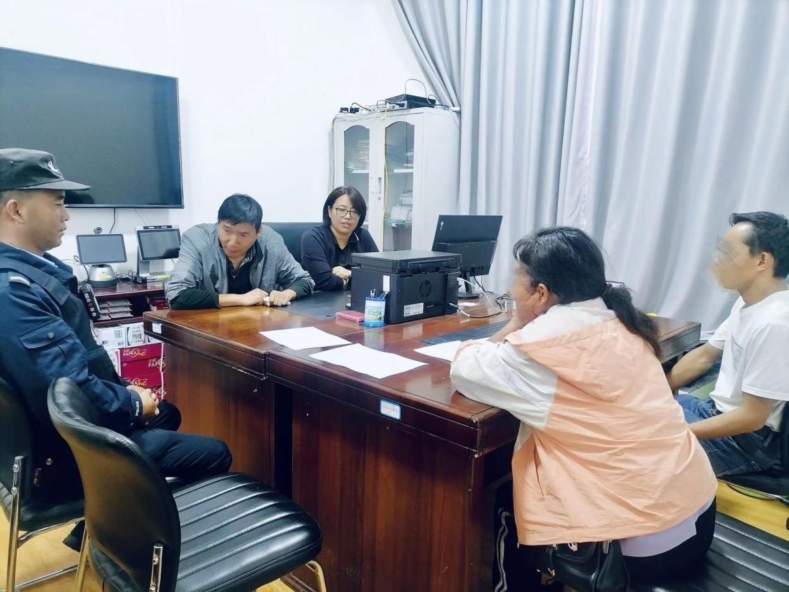 2023年8月4日，和立峰（左二）在調(diào)解一起家庭婚姻糾紛。受訪者供圖