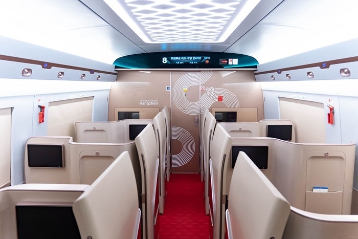 復(fù)興號亞運(yùn)智能動(dòng)車組列車。上海鐵路局融媒體中心供圖