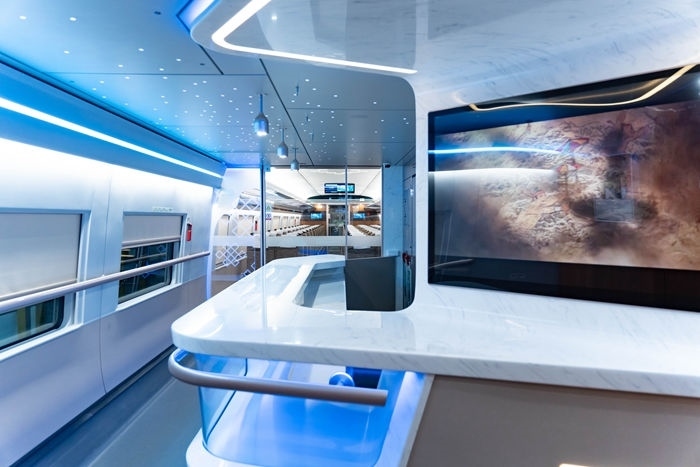 復(fù)興號亞運(yùn)智能動(dòng)車組列車車廂。上海鐵路局融媒體中心供圖